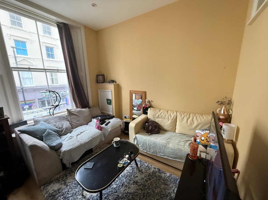 Lot: 72 - FREEHOLD COMMERCIAL & RESIDENTIAL BLOCK - 